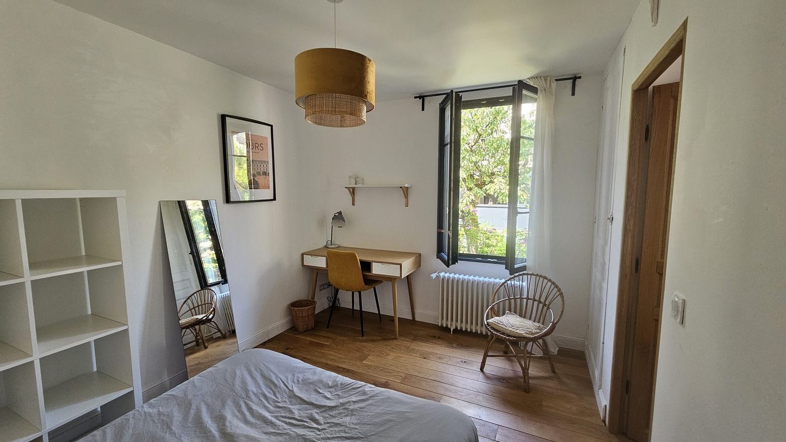 Chambre avec bureau et vue sur le jardin