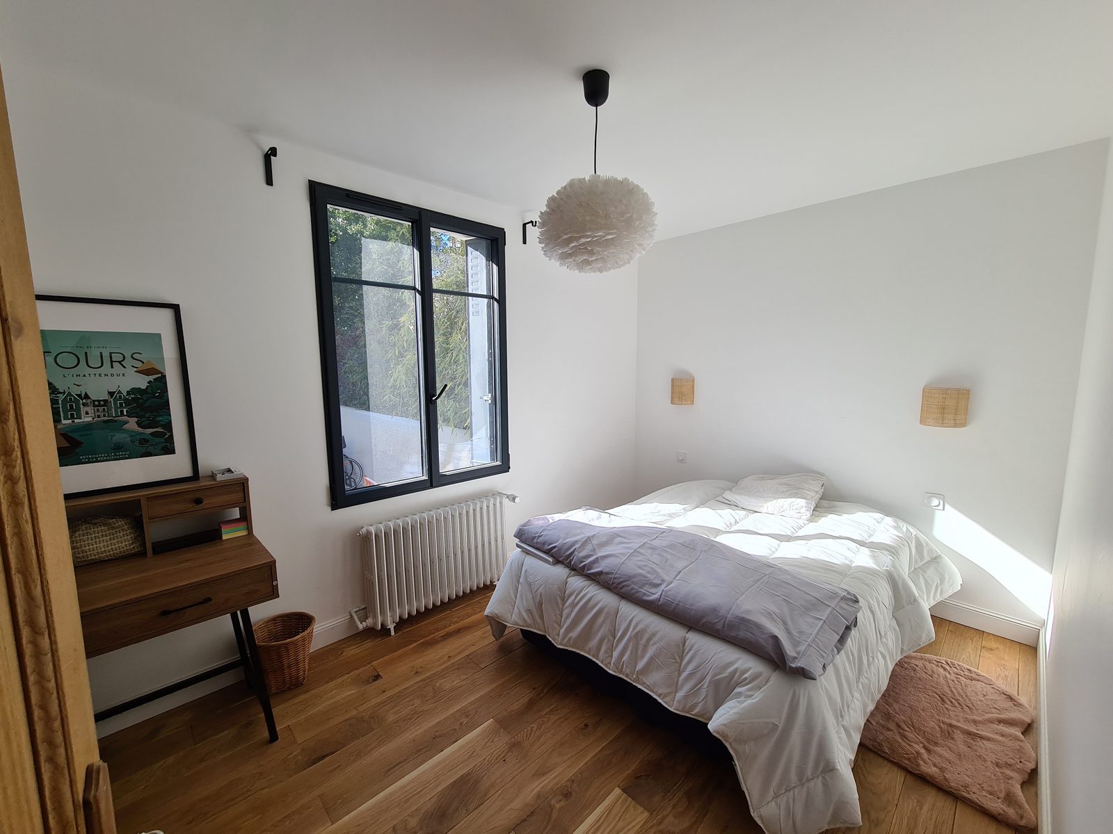 Chambre avec suspension en plumes