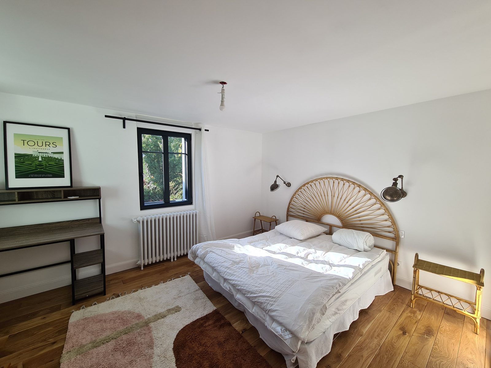 Chambre avec tête de lit en rotin
