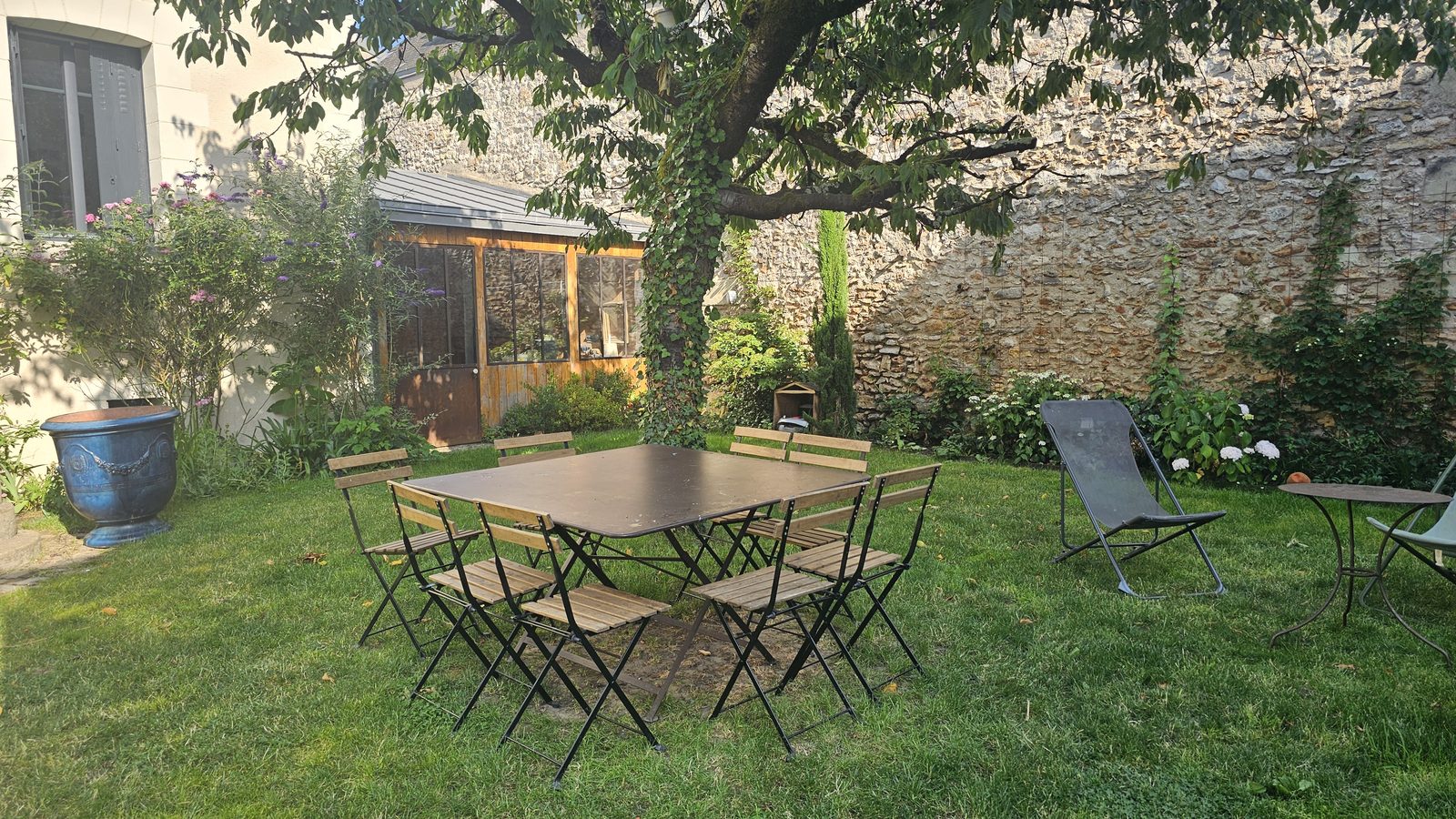 Table et chaises dans le jardin ombragé