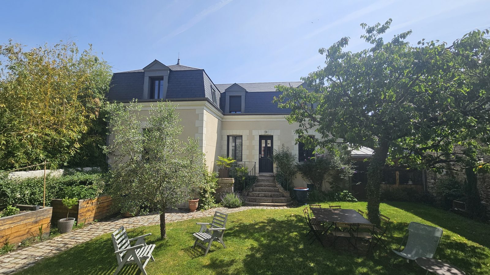 Jardin et façade du gîte au cœur de Tours