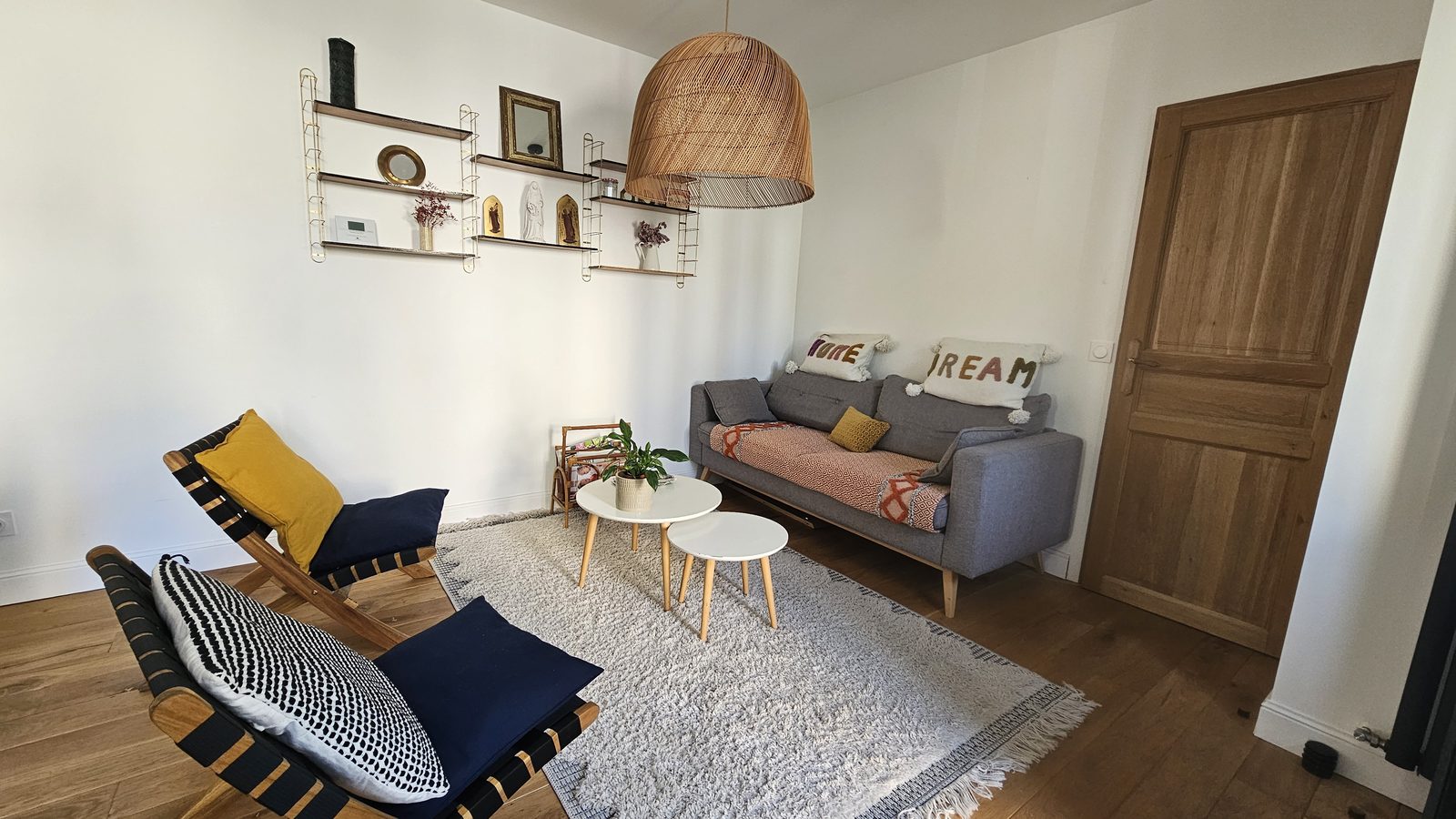 Coin salon cosy avec fauteuils et coussins