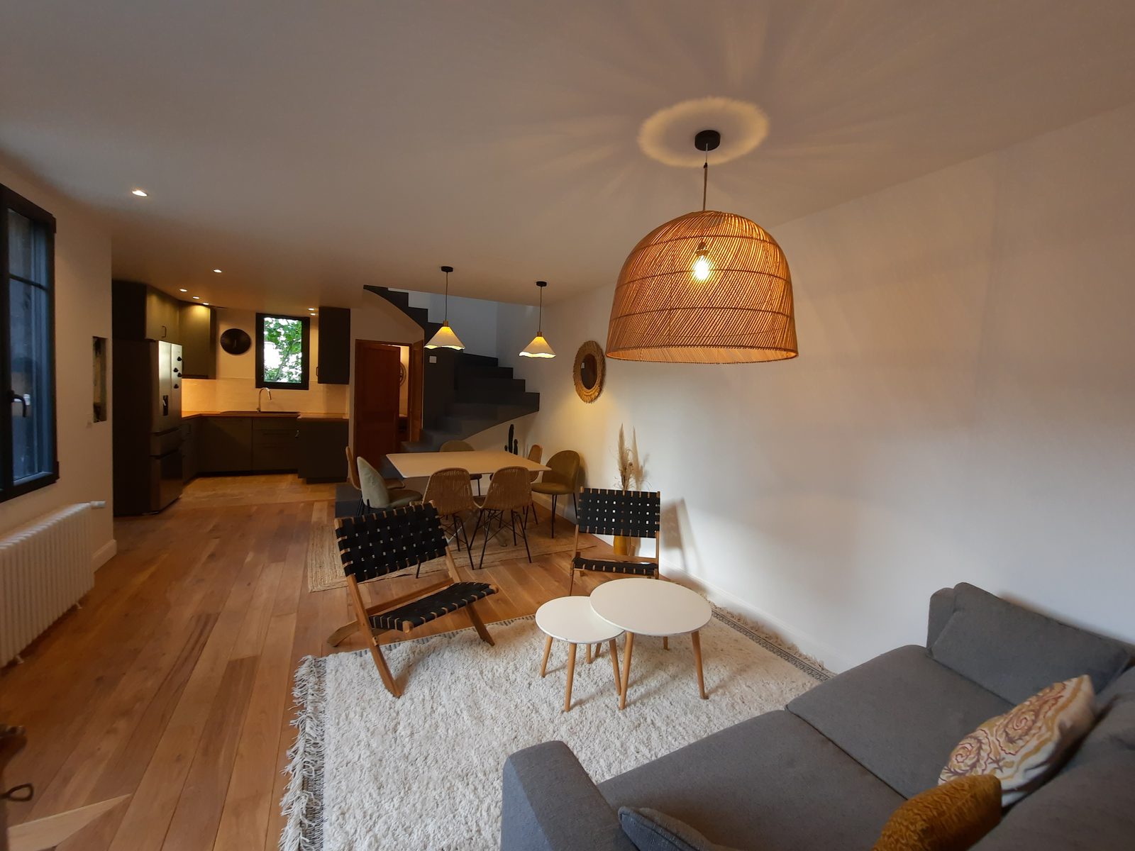Salon et salle à manger ouverts sur la cuisine