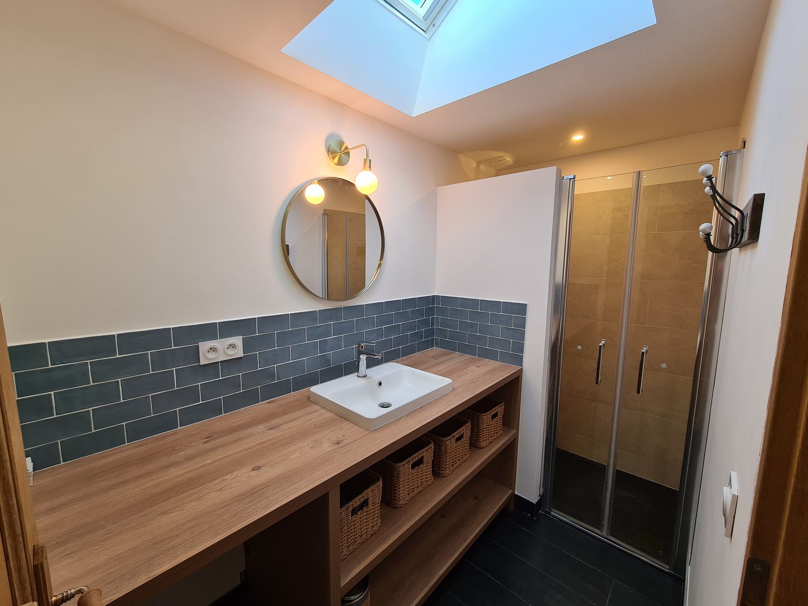 Salle de douche à l'étage avec puits de lumière