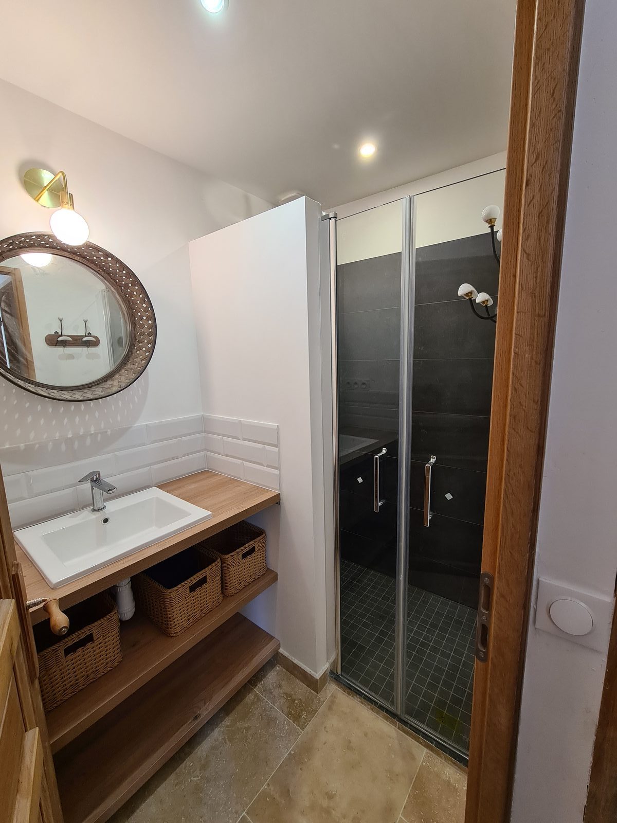 Salle de douche du rez-de-chaussée